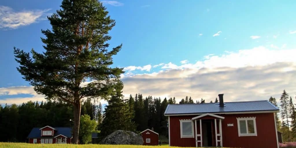 Chalet rouge au bord de l'eau