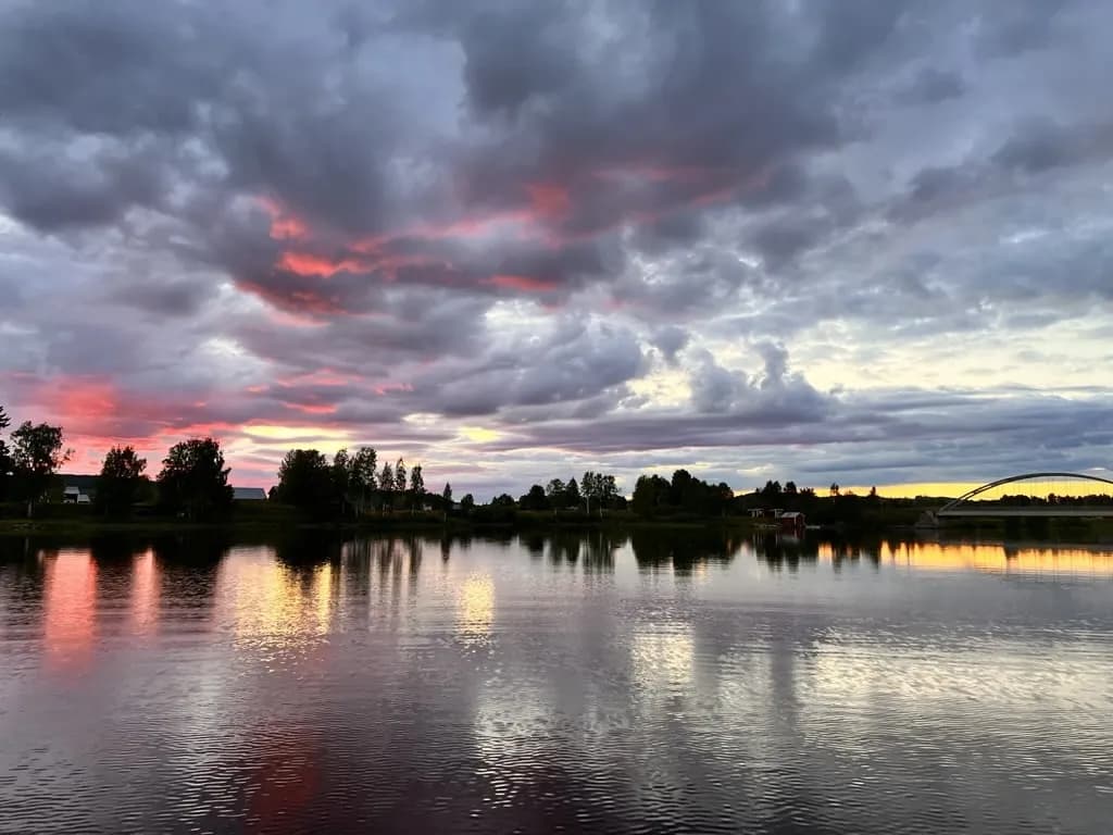 Coucher de soleil sur un lac de Laponie